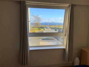 ein Fenster mit Blick auf einen Hof in der Unterkunft Ocean view apartment in Galway
