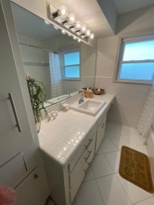 un baño con lavabo y espejo en The Royal Room at Galleria, en Houston