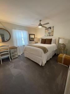 Un dormitorio con una cama grande con ventilador de techo. en The Royal Room at Galleria, en Houston
