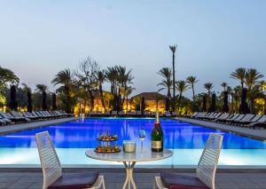 Bazén v ubytování Barceló Palmeraie Oasis Resort nebo v jeho okolí