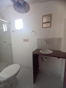 Vila Caraíva Hospedaria في كرايفا: حمام مع مرحاض ومغسلة