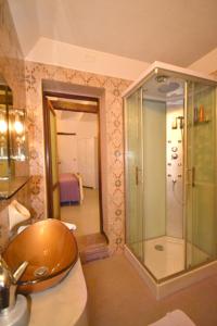 a bathroom with a glass shower and a toilet at Pan & Cioccolato in Bellaria-Igea Marina