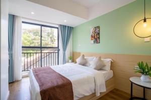 um quarto com uma cama e uma grande janela em Laurel Hill Suites em Nairobi