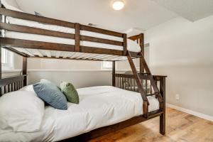 Krevet ili kreveti na sprat u jedinici u okviru objekta Blaine Vacation Rental with Heated Pole Barn!