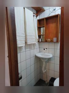 een badkamer met een wastafel, een toilet en handdoeken bij Casa Paraty - Centro in Paraty