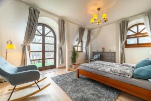 ein Schlafzimmer mit einem Bett und einem Stuhl in der Unterkunft Villa Butterfly in Budapest