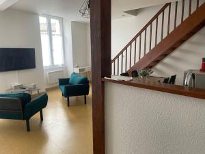 sala de estar con 2 sillas y escalera en Logement familial 3 chambres 2 wc 2 sdb Futuroscope Arena Aquascope Palais des Congrès, en Jaunay-Clan 34 fotos más