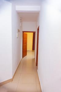 un couloir vide avec une porte dans une chambre dans l'établissement J&G Premier Apartment, à Yaoundé