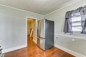 uma cozinha com um frigorífico de aço inoxidável num quarto em Cozy Charlotte Home with Fire Pit about 6 Mi to Uptown! em Charlotte