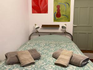 1 dormitorio con 1 cama con 2 toallas en Cozy Apartment Downtown en Órgiva