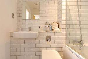 Baño blanco con lavabo y espejo en Comfy • Quiet • Your Other Home en Birmingham