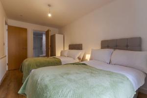 1 dormitorio con 2 camas y ventana en Comfy • Quiet • Your Other Home en Birmingham