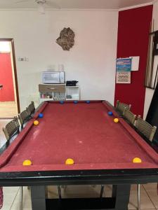 een pooltafel met ballen in een kamer bij Sinuca, churrasqueira e fogueira a 300 metros do mar in Itanhaém