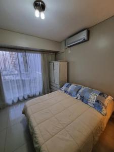 布宜諾斯艾利斯的住宿－Palermo Soho，卧室配有一张床和空调