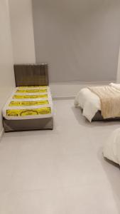 Una cama o camas en una habitación de شقه ذات سقف مرتفع لغير المدخنين في النرجس