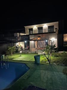 ein Haus mit Pool in der Nacht in der Unterkunft Maison entière in Cébazat