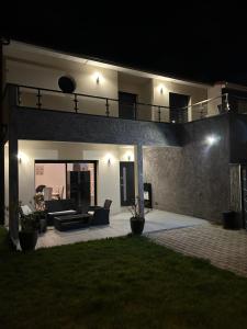 Casa con sofá y balcón por la noche en Maison entière en Cébazat
