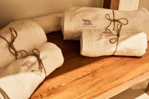 drie handdoeken zittend op een houten tafel bij LUPERCAS in Merida