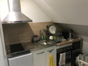 Η κουζίνα ή μικρή κουζίνα στο Studio Douche WC Cuisine, 10km de Paris, 2km métro +4 φωτογραφίες
