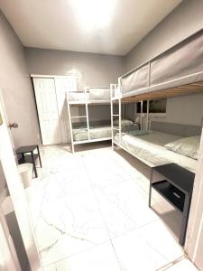 - une chambre avec 2 lits superposés et du carrelage dans l'établissement Oasis Wynwood, à Miami