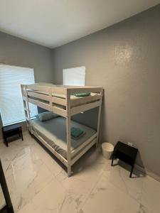 Ce lit superposé se trouve dans un dortoir doté d'un mur. dans l'établissement Oasis Wynwood, à Miami