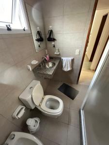 La petite salle de bains est pourvue de toilettes et d'un lavabo. dans l'établissement LA ESTACION, à Gualeguaychú