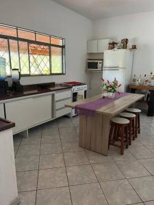 een keuken met een tafel en stoelen erin bij Meu Pequeno Paraíso in Pinhalzinho