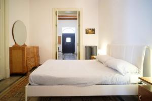 パレルモにあるCasa Messeのベッドルーム(白いベッド1台、鏡付)