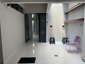 a hallway with two chairs and a table in a building at Cama & Café Parecis in Campo Novo do Parecis