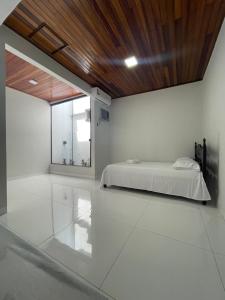 a bedroom with a bed with a wooden ceiling at Cama & Café Parecis in Campo Novo do Parecis