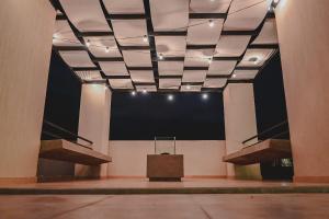 El área de trabajo o centro de convenciones de Alcazar Suites Premium
