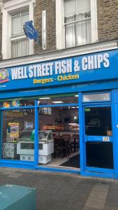 ein Straßenrestaurant mit Fisch und Chips auf der Straße in der Unterkunft Private room in London
