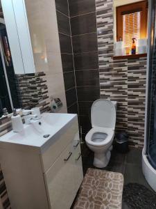 Łazienka z białą toaletą i umywalką w obiekcie Chalúpka Mischel w mieście Rakowa