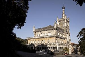 ein Gebäude mit einem Turm darüber in der Unterkunft Palace Hotel do Bussaco in Luso