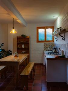 - une cuisine avec une table et un banc dans l'établissement villa luz de vida, à Silvia