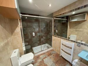 ein Bad mit einer Dusche und einem WC in der Unterkunft Bernabéu Loft Moderno in Madrid