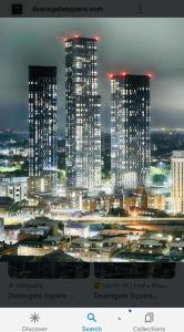 曼徹斯特的住宿－Manchester City Centre Town House，一群高大的建筑在晚上在城市里