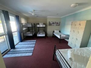 湯斯維爾的住宿－Seaside Lodge Townsville，带两张双层床的客房和一间带两张床的客房