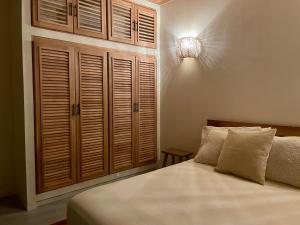 เตียงในห้องที่ Ocean Sounds Villa Mango - walk to Playa Hermosa