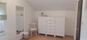 スタリグラードにあるApartman Gropaの白いベッドルーム(ドレッサー、椅子付) +82枚の写真