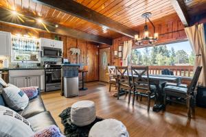 eine Küche und ein Wohnzimmer mit Tisch und Stühlen in der Unterkunft Cozy Cabin near Resorts and The Village +Mtn views in Big Bear City