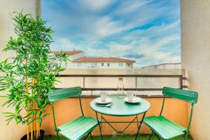 聖熱尼拉瓦勒的住宿－Le Verde - Bel appartement cosy，阳台配有一张小桌子和两把椅子