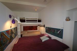 een kleine slaapkamer met een bed en een stapelbed bij Les Postillons en Chartreuse in Saint-Pierre-dʼEntremont