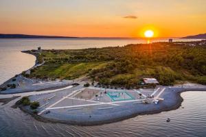 スタリグラードにあるApartman Gropaの夕日の水上の島の空中風景