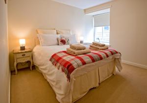 1 dormitorio con 1 cama grande y toallas. en The Ice House en Edimburgo