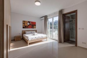 Llit o llits en una habitació de 9ten11 Seafront By Homely