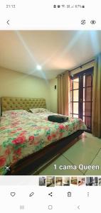 um quarto com uma cama com um edredão floral em Aconchego de Itaipava - Casa de 3 quartos, ampla, equipada, com área kids, jacuzzi, em meio a Natureza e próximo ao centro do bairro em Petrópolis