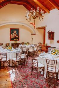 une salle à manger avec des tables et des chaises ainsi qu'un lustre dans l'établissement Hotel Diego de Mazariegos, à San Cristóbal de Las Casas