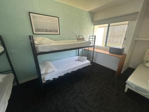 Postel nebo postele na pokoji v ubytování Seaside Lodge Hostel Townsville- right next to coles, 2 mins walk to strand & CBD- Passport required