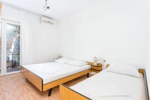 Postel nebo postele na pokoji v ubytování Apartments by the sea Podaca, Makarska - 2783